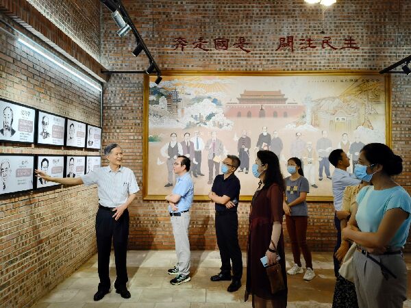 民盟市委会专职副主委段亚平（左一）作盟史讲解.jpg