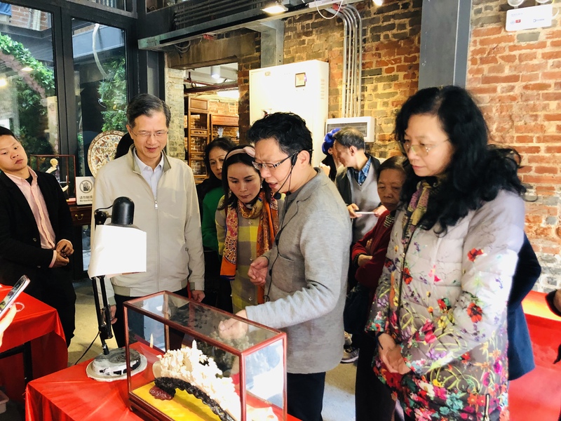 专职副主委段亚平（左二）率盟员参观三雕一彩一绣”展览.jpg